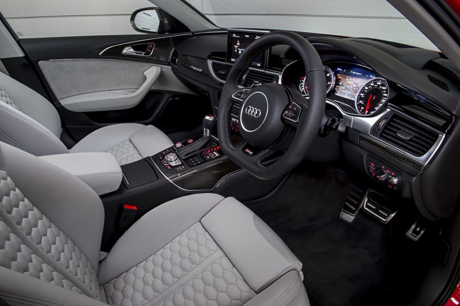 Интерьер Audi RS6 Avant Performance (4G, C7) 2016 года  (UK) (фото 17 из 24)